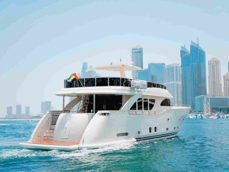 Hire Luxury Yacht CLASSICO with a boat licence