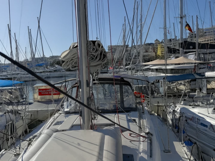 Hire Sailboat Jeanneau with a boat licence