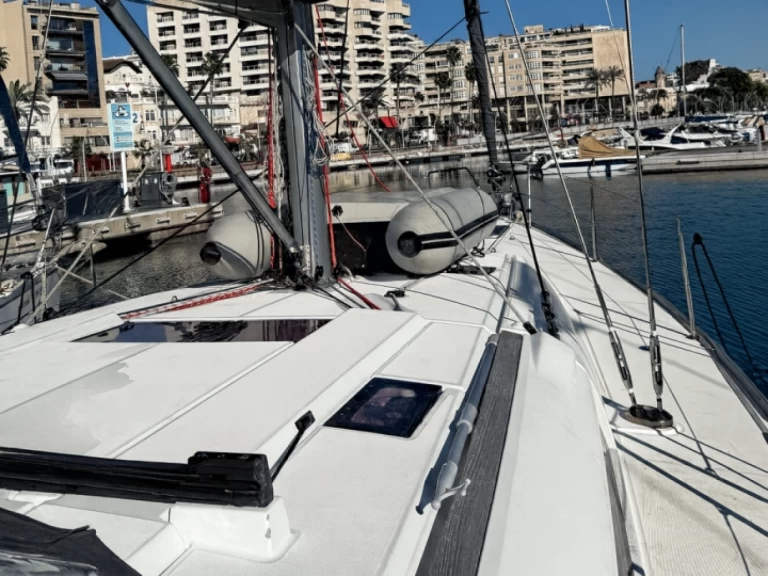 Hire Sailboat Jeanneau with a boat licence