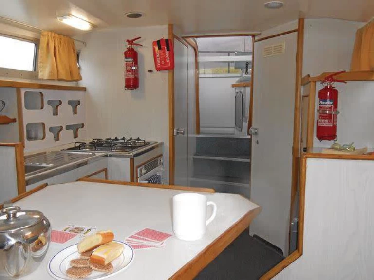 Hire Motorboat Le Boat with a boat licence