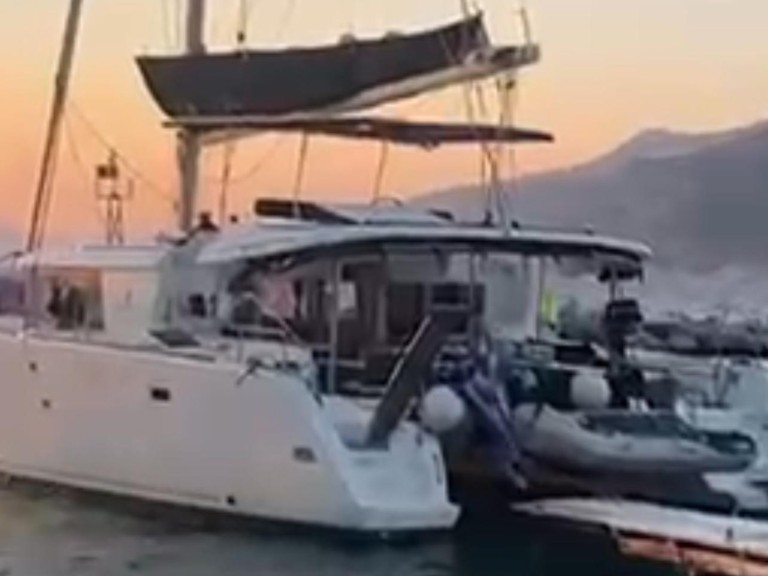 Hire Catamaran Lagoon with a boat licence