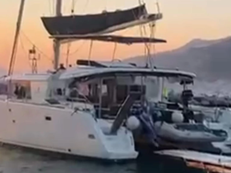 Hire Catamaran Lagoon with a boat licence