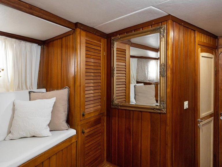 Hire Sailboat  with a boat licence