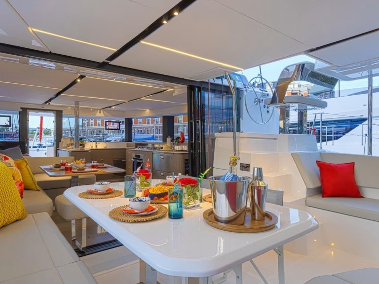 Hire Catamaran with or without skipper Leopard Raiatea