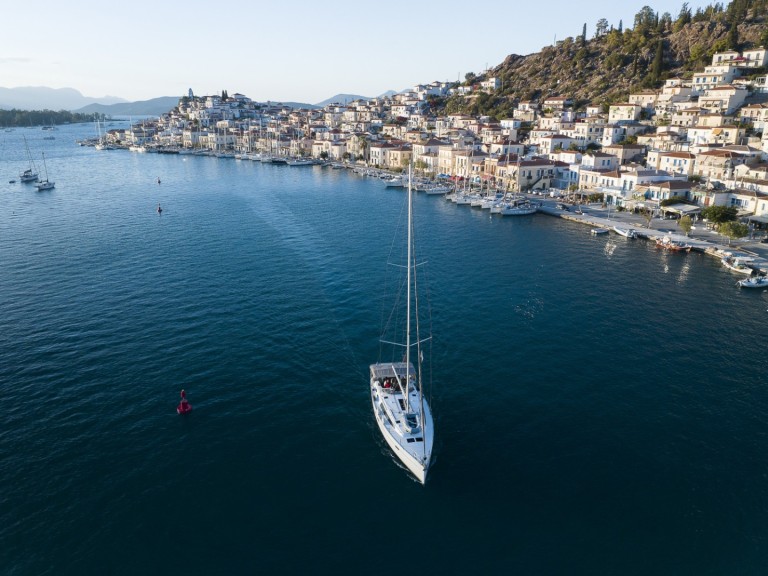 Charter a Bavaria Cruiser 51 in Alimos on Samboat