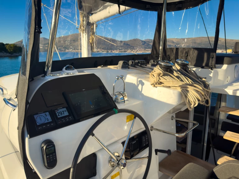 Charter a Lagoon Lagoon 43 - 3 + 1 cab. OW in Seget Donji on Samboat