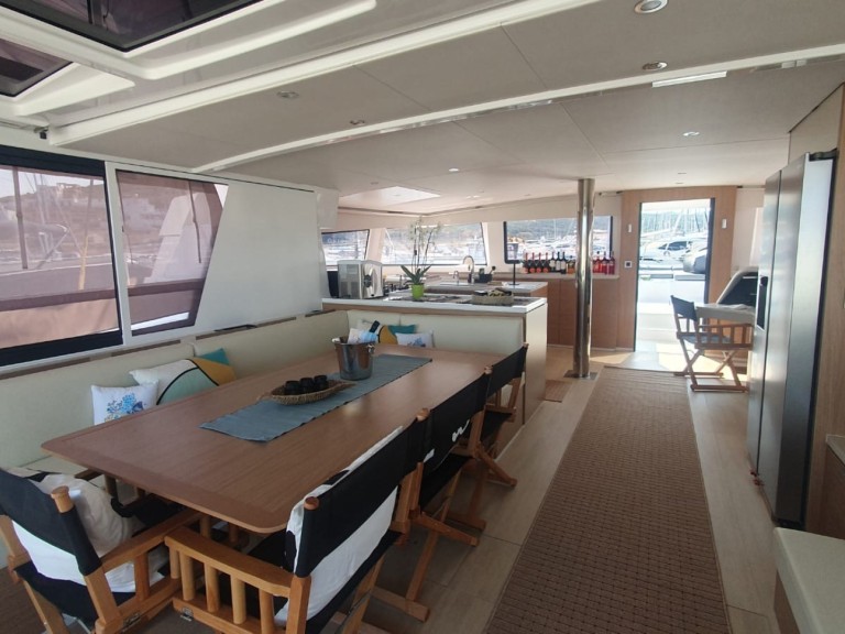 Catamaran to hire Lávrio at the best price