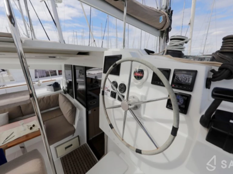 Hire Catamaran Fountaine Pajot with a boat licence