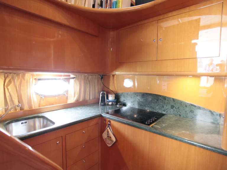 Hire Luxury Yacht Uniesse with a boat licence