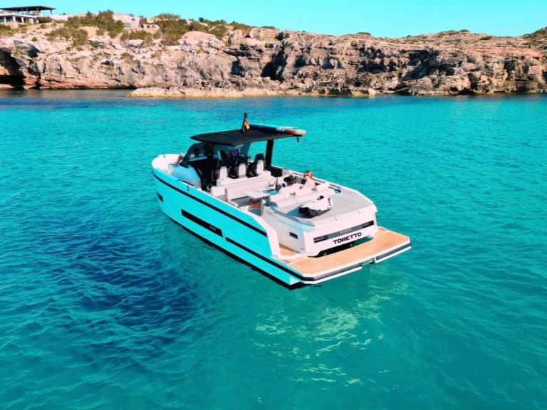 Hire Motorboat De Antonio with a boat licence