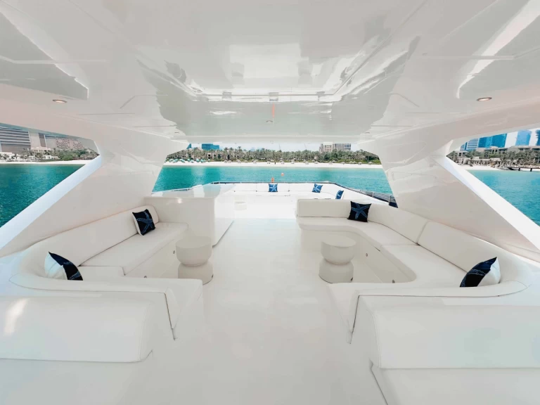 Charter a Majesty Yachts 82 in Dubai Marina on Samboat