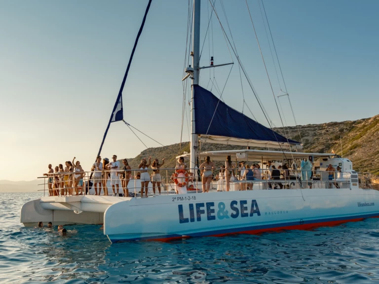 Hire Catamaran Drassanes Dalmau with a boat licence