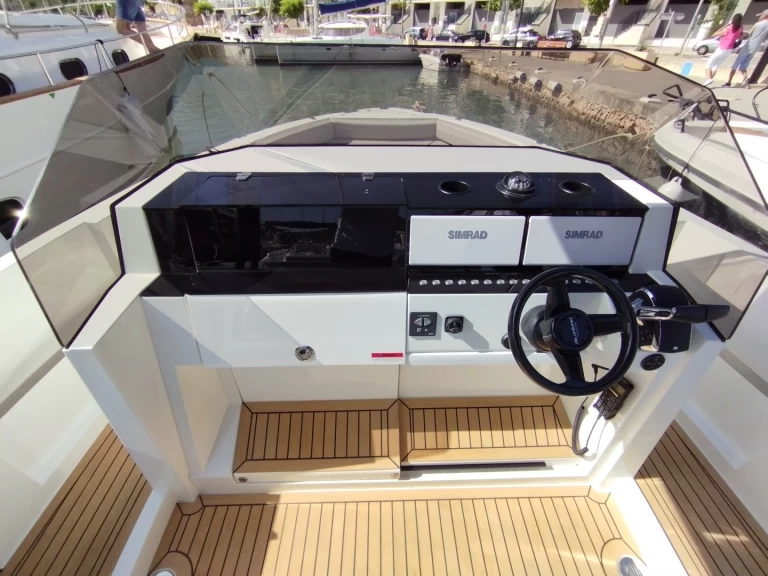 Hire Motorboat DE ANTONIO Yachts with a boat licence
