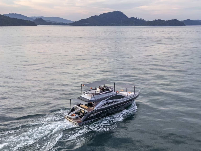 Hire Luxury Yacht Azimut with a boat licence