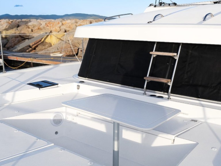 Hire a 15 BALI 3.8 CATSMART Ajaccio