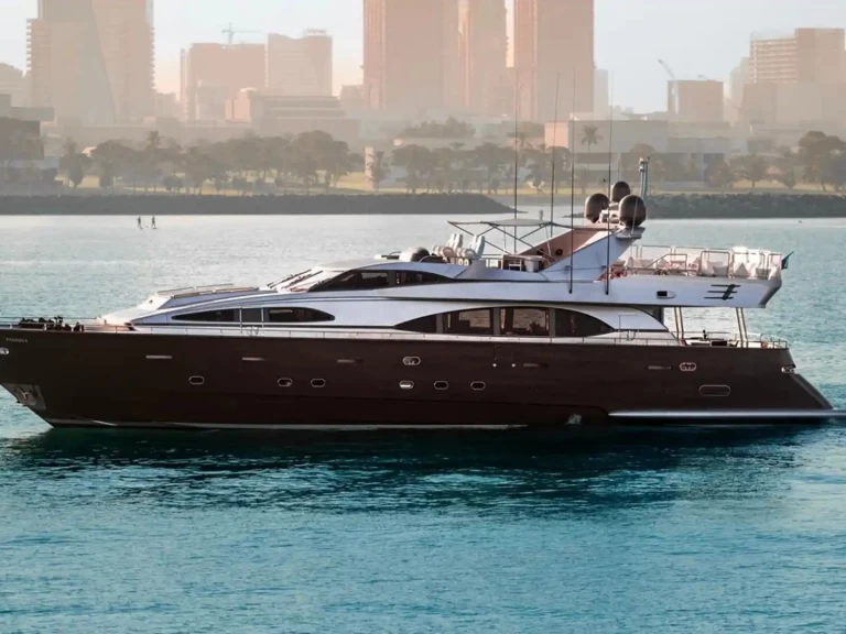 Charter a Azimut Azimut 100  in Dubai Marina on Samboat