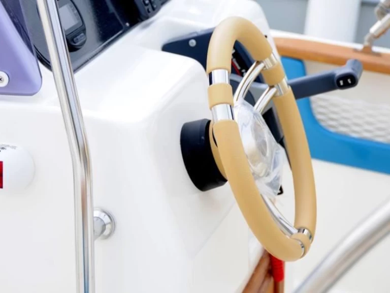 Hire Motorboat marinesite with a boat licence