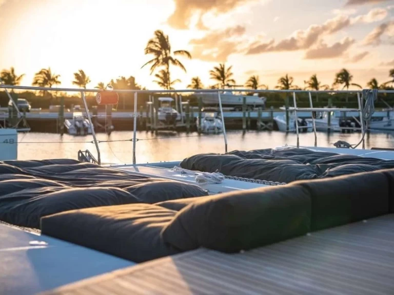 Hire Luxury Yacht Lagoon with a boat licence