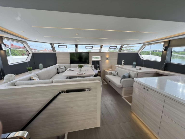 Hire Luxury Yacht Aquila with a boat licence