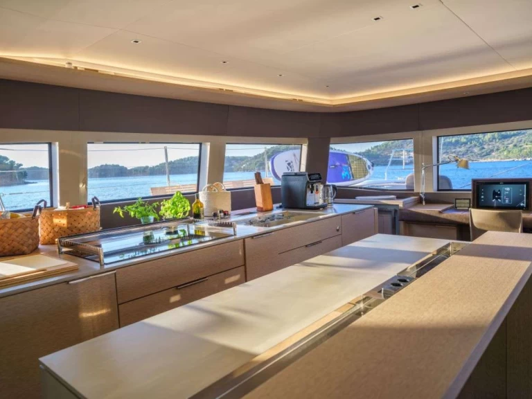 Hire Luxury Yacht Lagoon with a boat licence