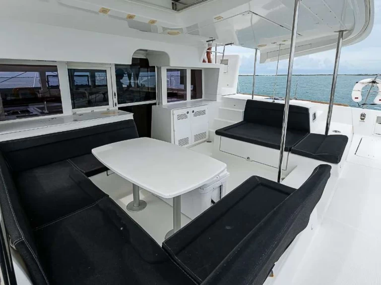 Hire Luxury Yacht Lagoon with a boat licence