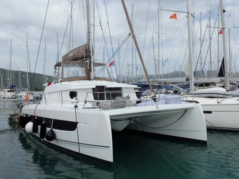 Hire Catamaran with or without skipper Fountaine Pajot Nikiána