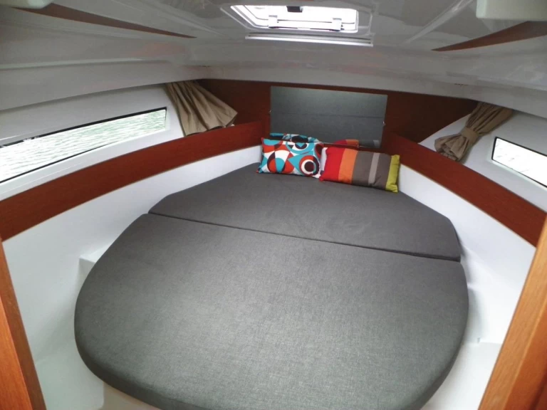 Hire Motorboat Jeanneau with a boat licence