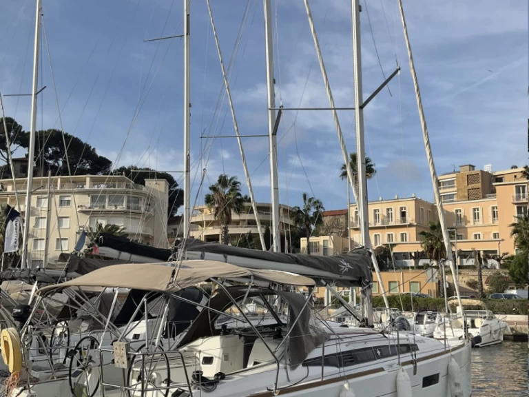 Hire Sailboat with or without skipper Jeanneau Toulon