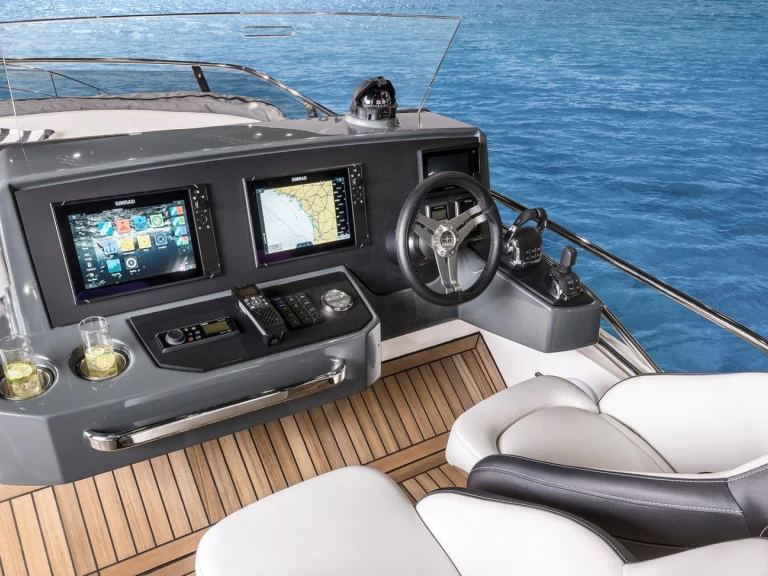 Hire Motorboat Bavaria with a boat licence