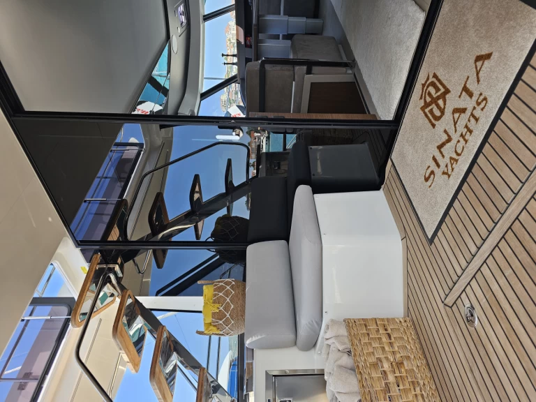 Hire Motorboat Prestige with a boat licence