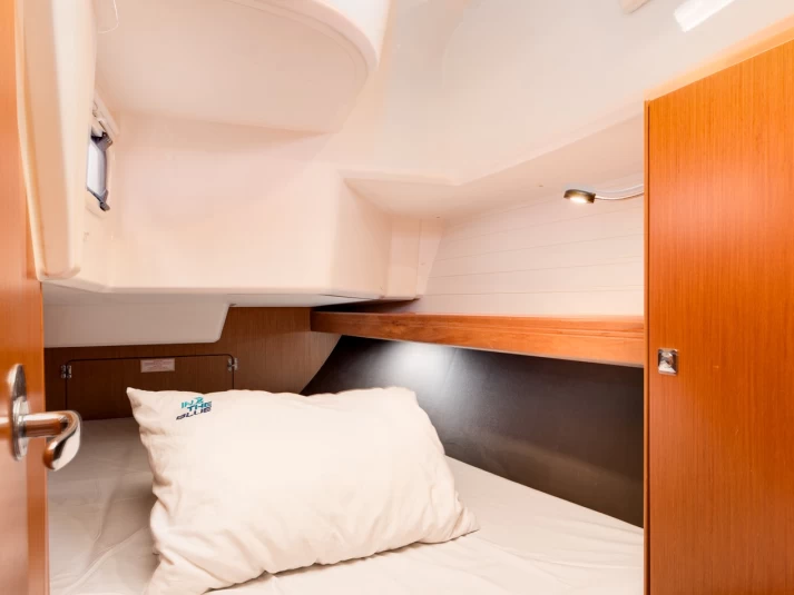 Sailboat hire in Punat - Bavaria Cruiser 37