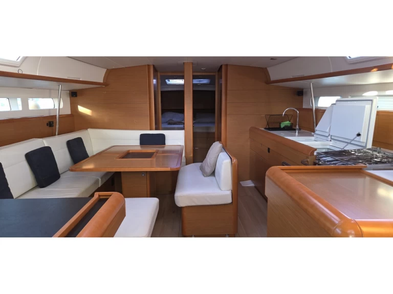 Hire Sailboat Jeanneau with a boat licence