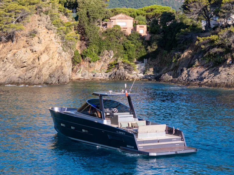 Hire Motorboat Med Yacht with a boat licence
