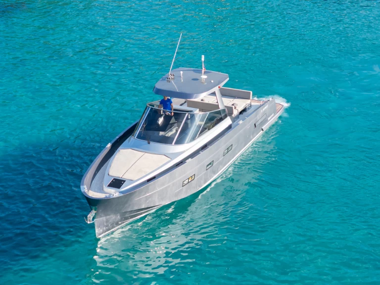 Motorboat to hire Port de Cavalaire-sur-Mer at the best price