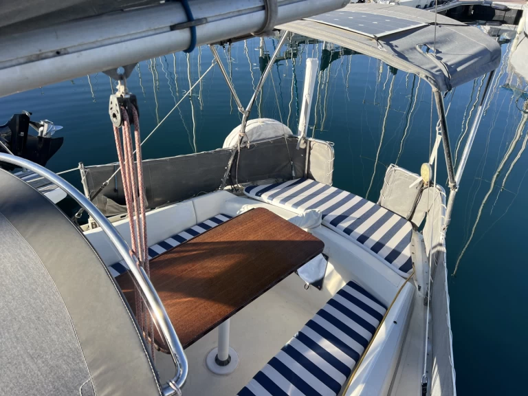 Yacht charter Sète - Jeanneau Sangria on SamBoat