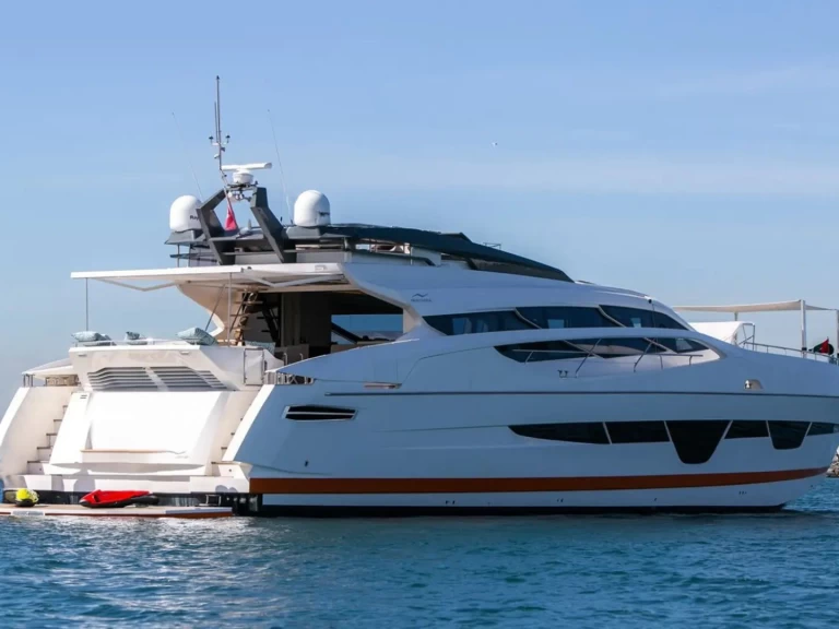 Hire Luxury Yacht Numarine with a boat licence