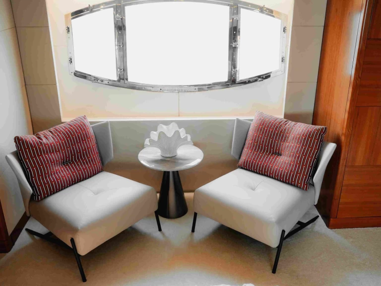 Charter a Majesty Yachts 110 in Dubai Marina on Samboat