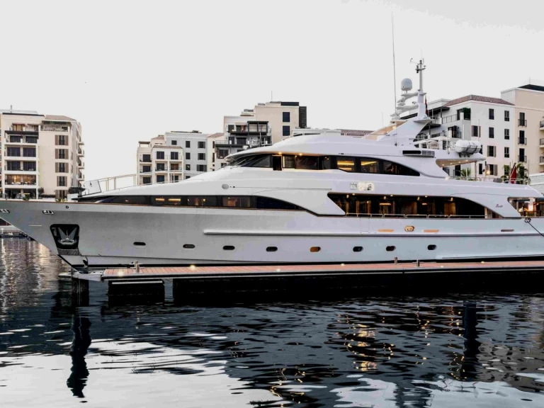 Hire Luxury Yacht with or without skipper Benetti Dubai Marina