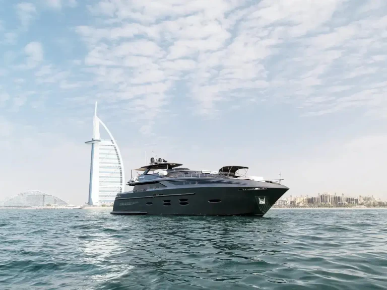 Charter a lOGOS 115 in Dubai Marina on Samboat