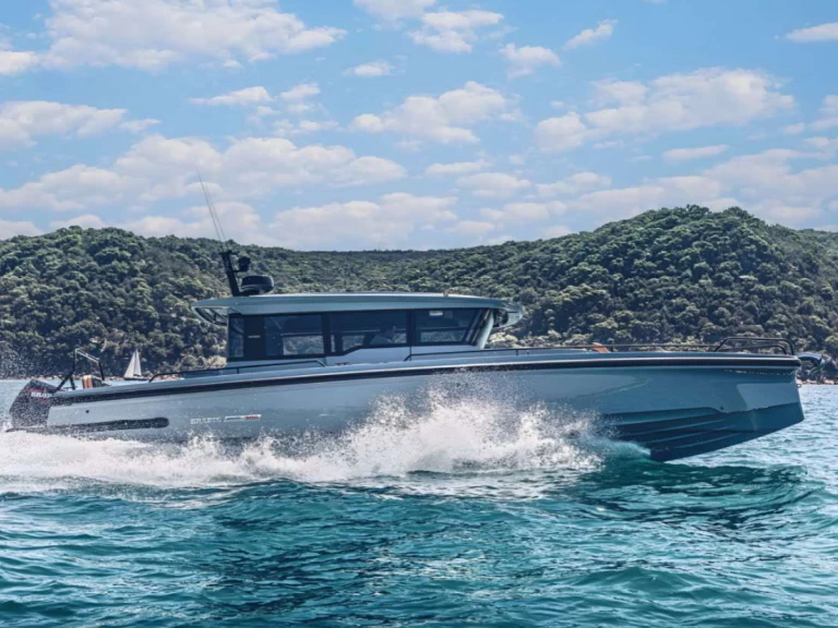 Hire Motorboat Axopar with a boat licence