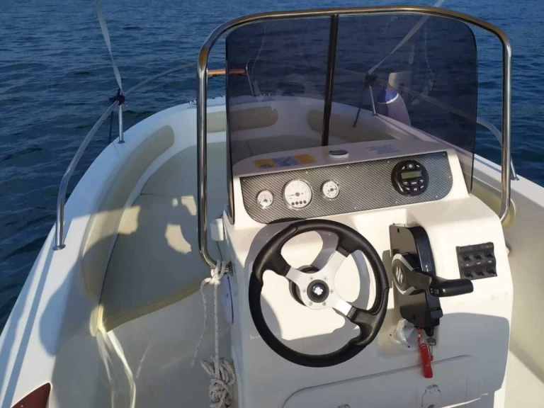 Hire Motorboat Mingolla with a boat licence