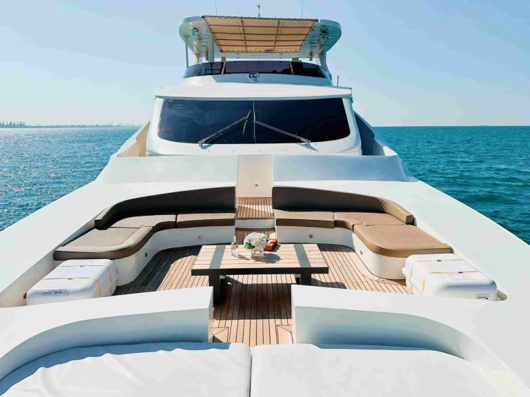 Yacht hire Dubai Marina cheap 140