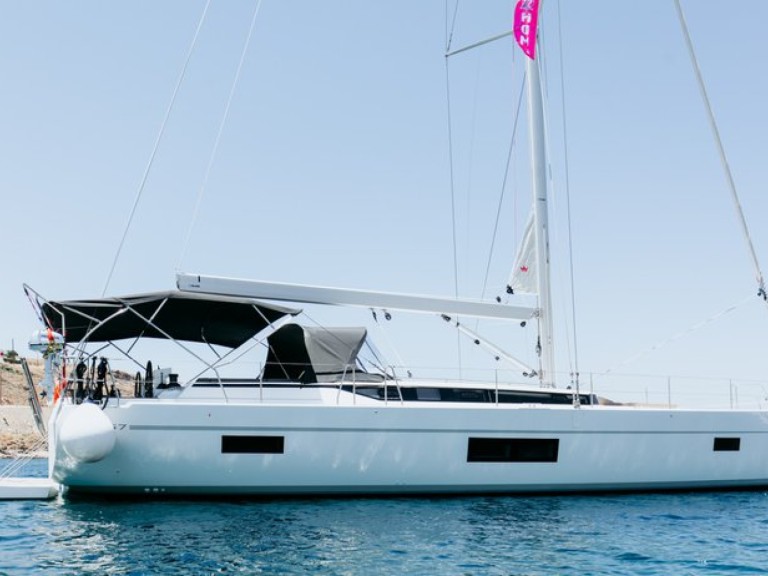 Sailboat to hire Alimos at the best price