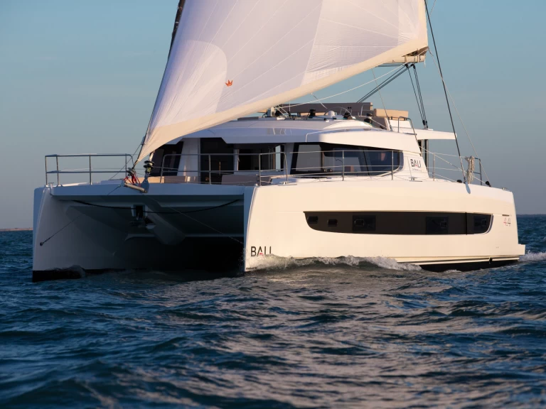 Hire a Bali Bali 4.4 owner version  Saint-Mandrier-sur-Mer