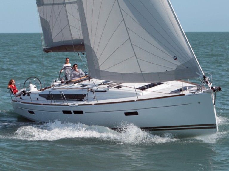 Hire Sailboat Jeanneau with a boat licence