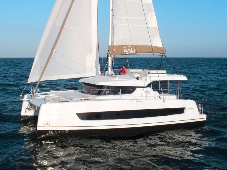 Catamaran to hire Lávrio at the best price