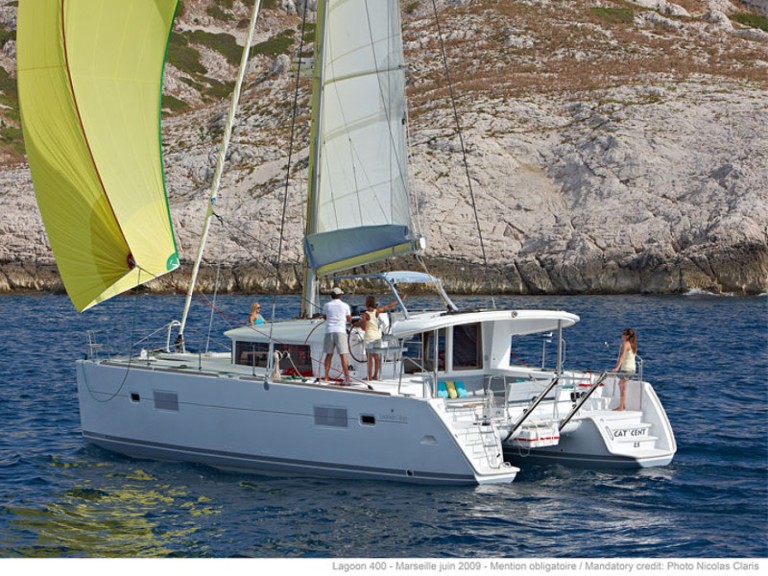 Hire Catamaran Lagoon with a boat licence