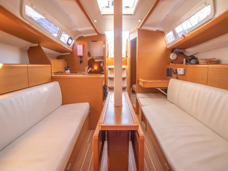 Yacht hire Agía Effimía cheap Sun Odyssey 33i