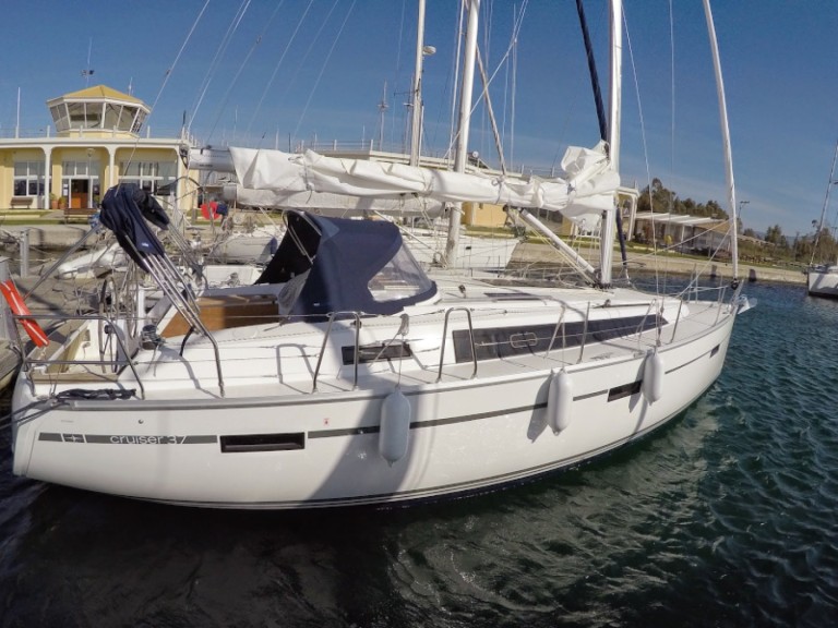 Hire Sailboat Bavaria with a boat licence