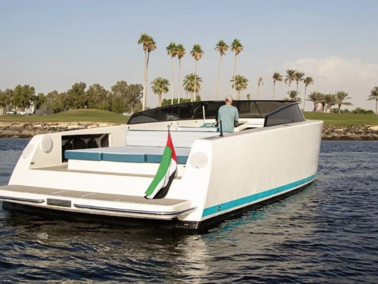 Hire Luxury Yacht VanDutch with a boat licence